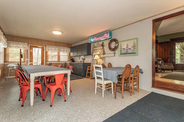 Pearl Beach Lakehouse: Back Patio Room
