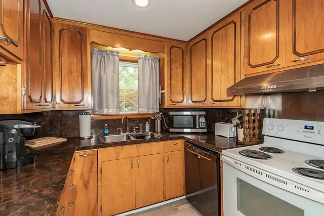 Lakehurst Bungalow: Kitchen