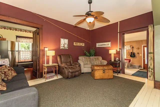 Pearl Beach Lakehouse: Living Room
